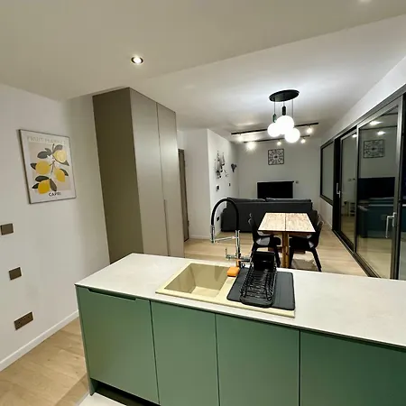 New Amazing 2 Bedroom Flat Near Casino Mall *