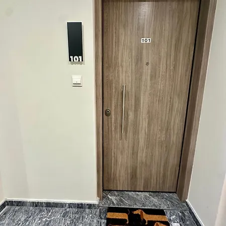 Apartmán New Amazing 2 Bedroom Flat Near Casino Mall *