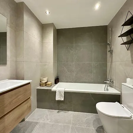 New Amazing 2 Bedroom Flat Near Casino Mall דירה *