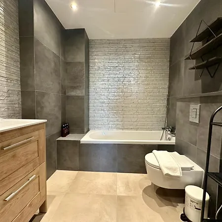 New Amazing 2 Bedroom Flat Near Casino Mall *