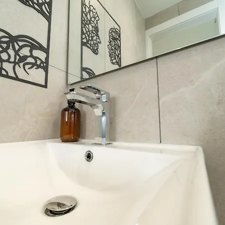 New Amazing 2 Bedroom Flat Near Casino Mall *